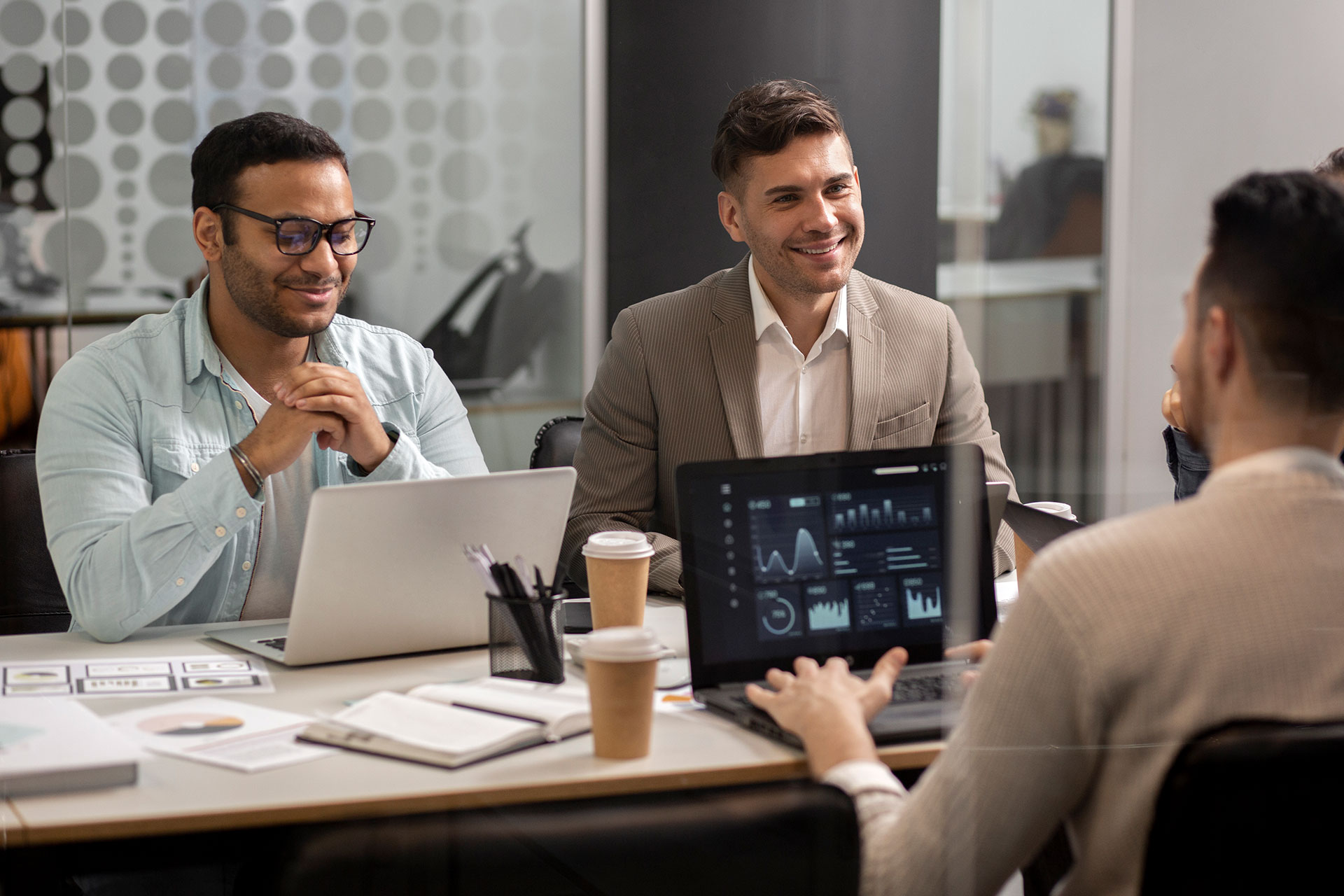 Código en un editor y símbolos de DevOps